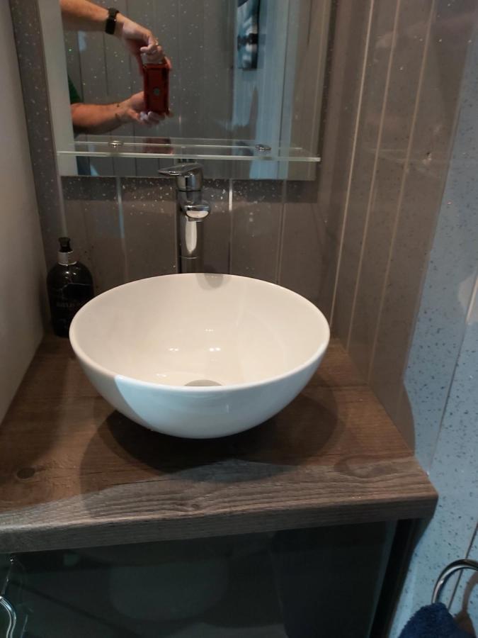 One Bedroom Flat, Very Close To Town Center. オーバン エクステリア 写真