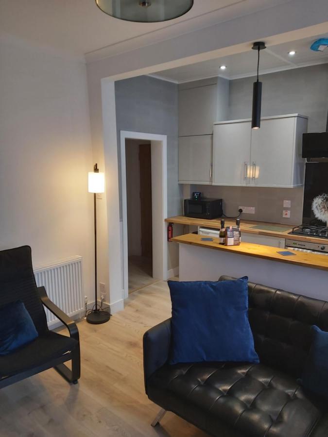 One Bedroom Flat, Very Close To Town Center. オーバン エクステリア 写真